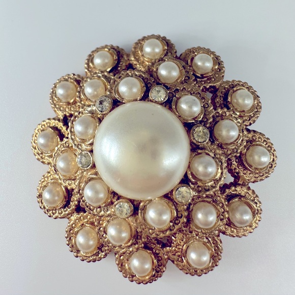 SIGNED SARAH COVENTRY LUXE RHINESTONE PEARL BROOCH - Picture 2 of 14
